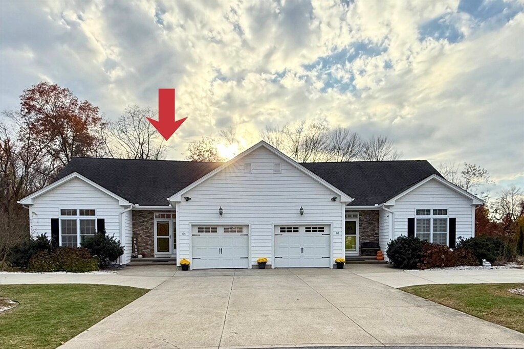 64 Mark Dr in Agawam, MA - Building Photo