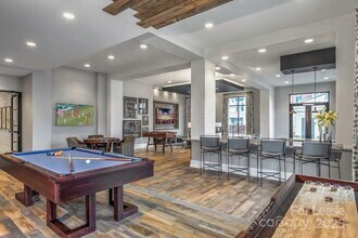 7420 N Rea Pk Ln in Charlotte, NC - Foto de edificio - Building Photo