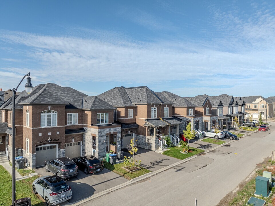 25 Novice Dr in Brampton, ON - Building Photo