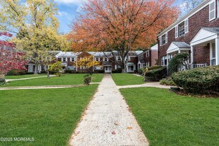 102 Manor Dr in Red Bank, NJ - Building Photo