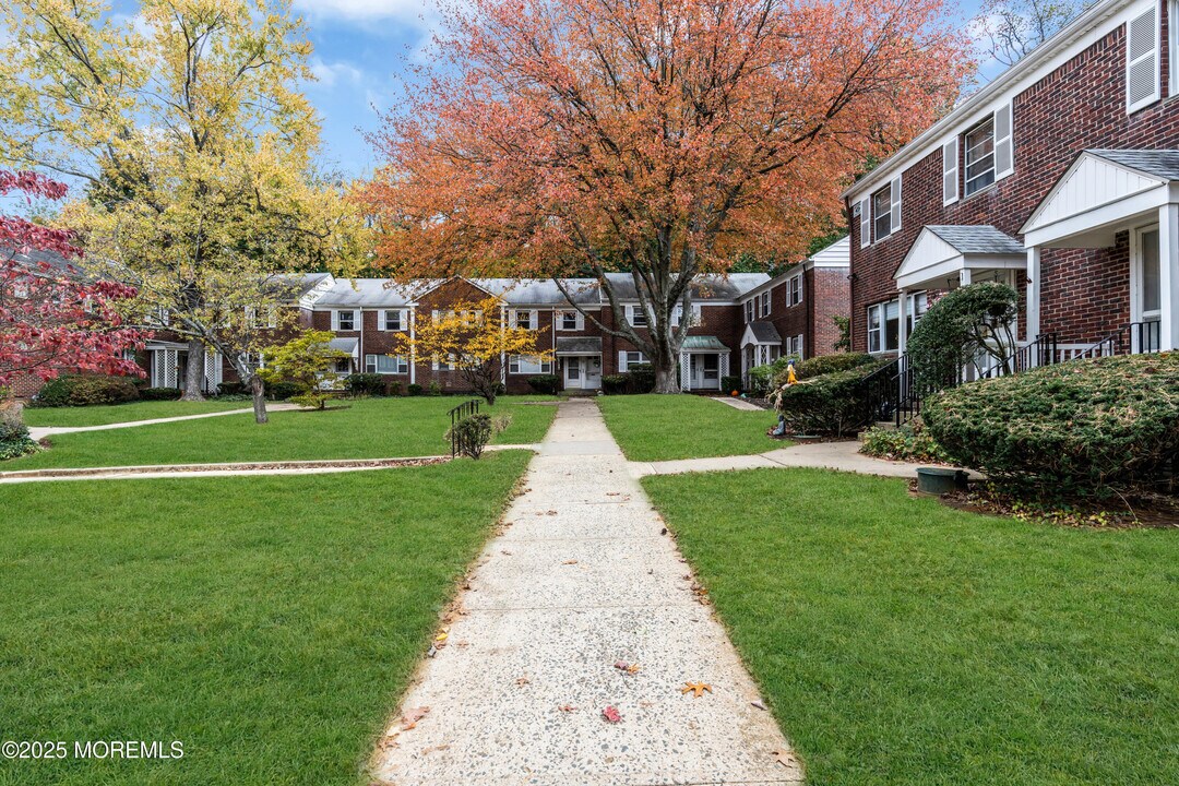 102 Manor Dr in Red Bank, NJ - Building Photo