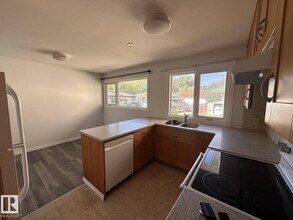 7504-7577 77 Ave NW in Edmonton, AB - Building Photo - Building Photo