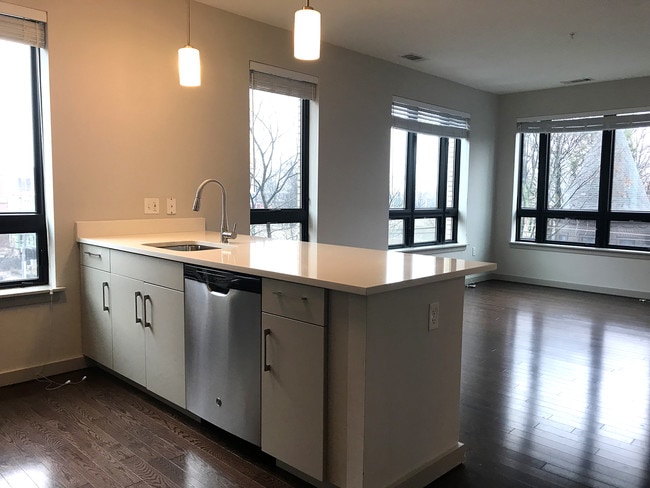 45 Marion St, Unit 302 in Brookline, MA - Foto de edificio - Building Photo