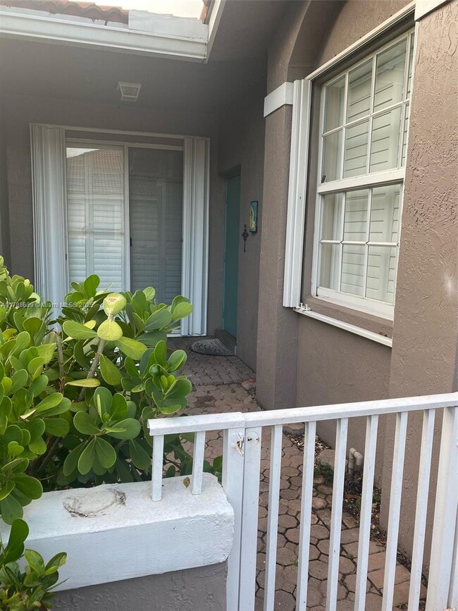 2491 Aragon Blvd in Sunrise, FL - Building Photo - Building Photo