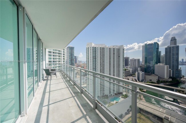 92 SW 3rd St, Unit 3411 in Miami, FL - Foto de edificio - Building Photo