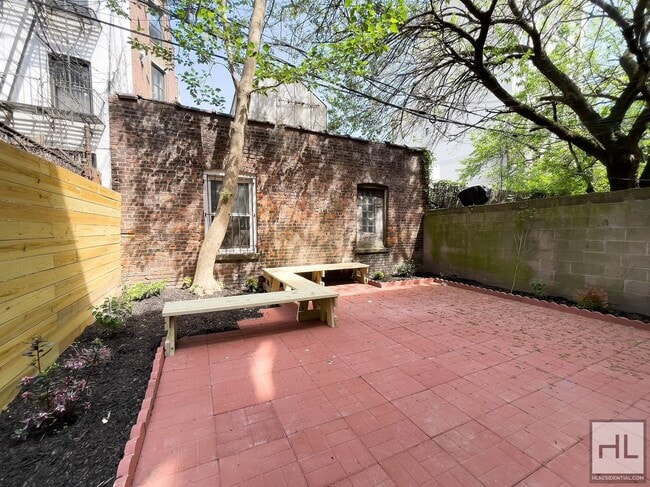 Renovated 2-Bedroom with Private Backyard + 1,500 Sq Ft Recreation Space | Fort Greene, Unit 1A in Brooklyn, NY - Foto de edificio - Building Photo