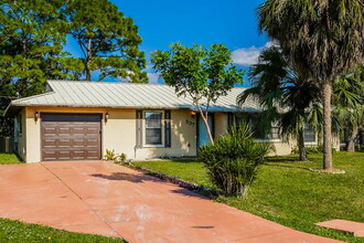 537 SE Starflower Ave in Port St. Lucie, FL - Building Photo - Building Photo