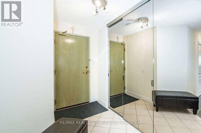 10 Dayspring Cir in Brampton, ON - Building Photo - Building Photo