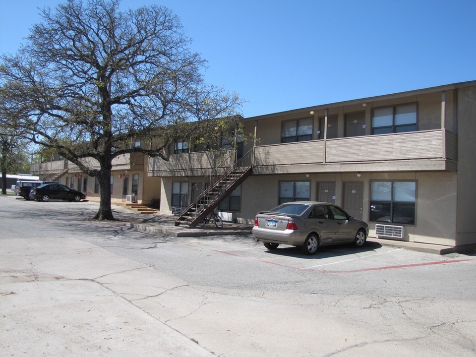 Country Oaks in Weatherford, TX - Building Photo