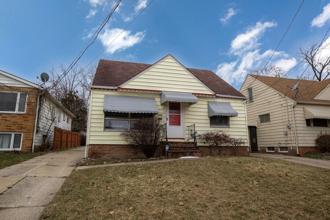 5230 Forest Ave in Maple Heights, OH - Building Photo