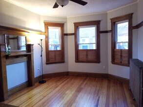 2 Pond St, Unit 1 in Boston, MA - Foto de edificio - Building Photo