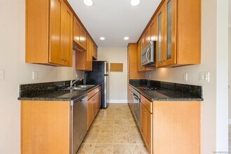 8515 Villa La Jolla Dr in San Diego, CA - Building Photo - Building Photo