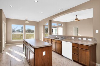 5201 Penny Rd in Cleveland, TX - Building Photo - Building Photo