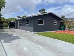 3338 NW 34th St in Miami, FL - Building Photo - Building Photo