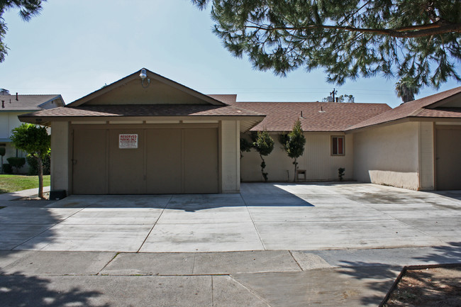 14602 Carfax Dr in Tustin, CA - Foto de edificio - Building Photo