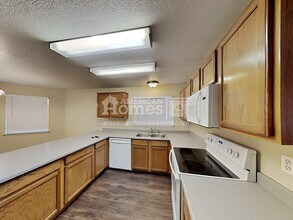 11468 River Run Pky in Henderson, CO - Foto de edificio - Building Photo