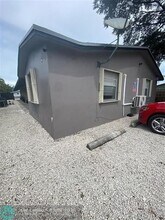 240 SW 23rd St in Fort Lauderdale, FL - Building Photo - Building Photo