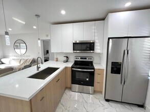 1910 Thomas St-Unit -1 in Hollywood, FL - Building Photo - Building Photo