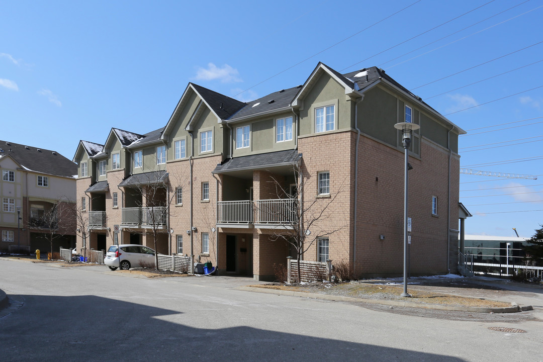 2-196 Legends Way in Markham, ON - Building Photo