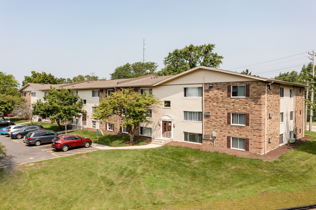 St. Charles Square in Carol Stream, IL - Building Photo