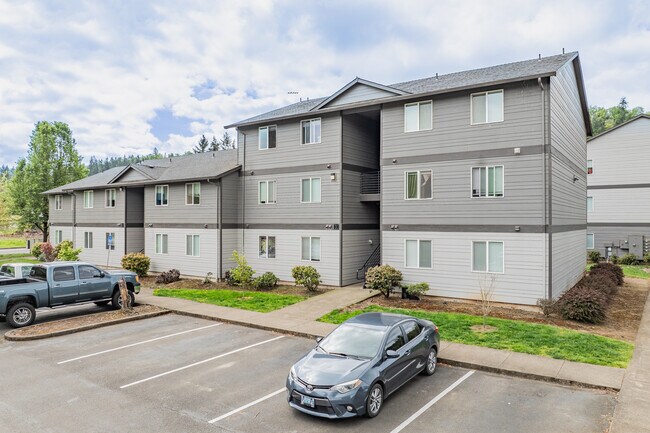 Pioneer Village Apartments in Silverton, OR - Foto de edificio - Building Photo
