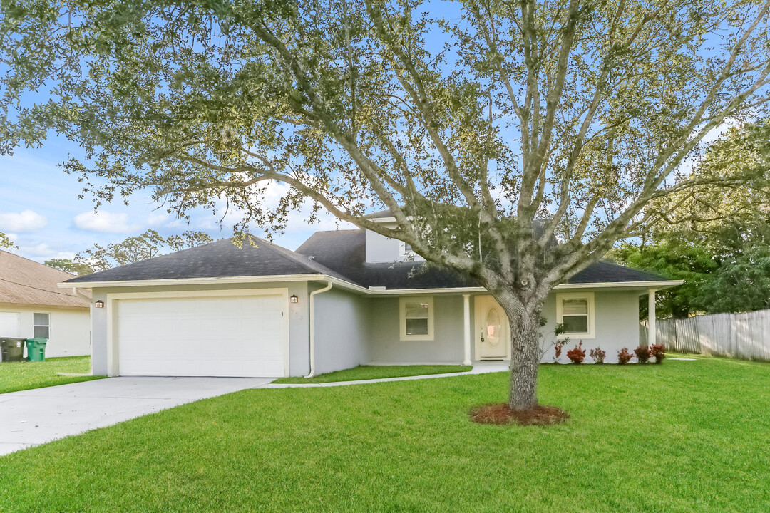 733 NE Lanfair St in Port St. Lucie, FL - Building Photo