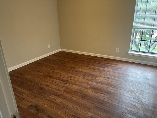 7621 McCallum Blvd-Unit -314 in Dallas, TX - Foto de edificio - Building Photo