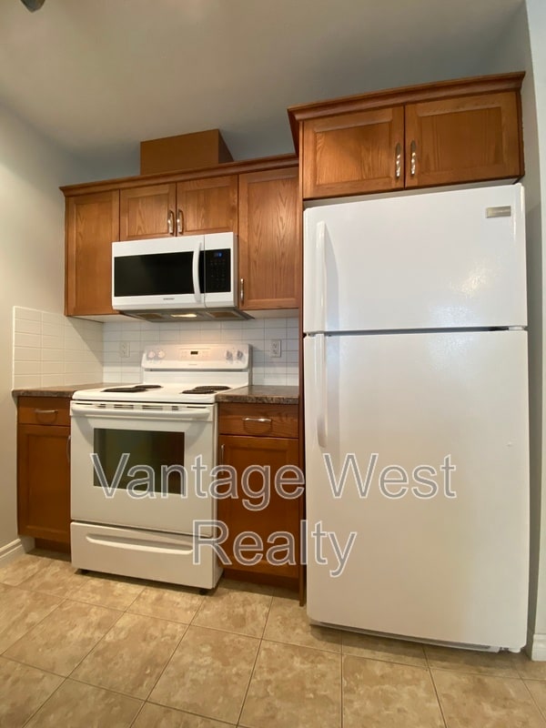 598-598 Sutherland Ave in Kelowna, BC - Building Photo - Building Photo