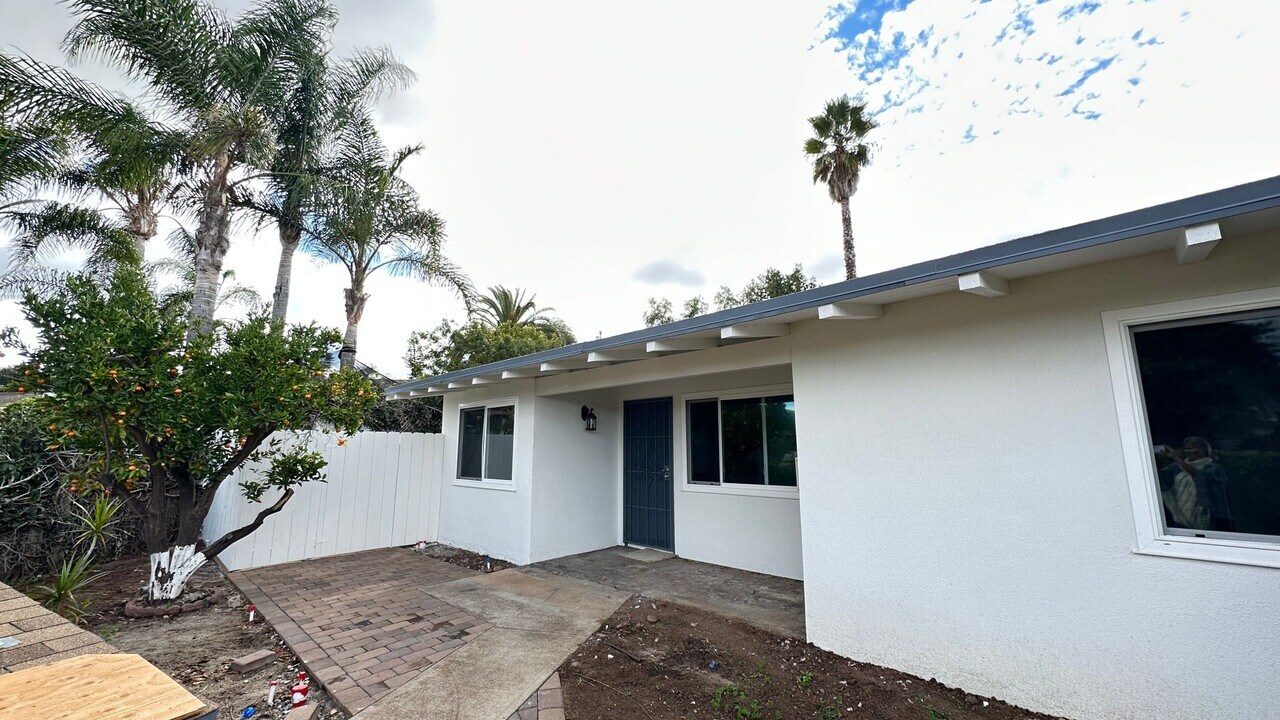 1225 Foothill Dr in Vista, CA - Building Photo