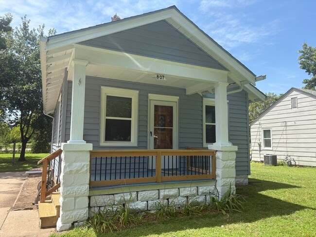 property at 807 S Poplar St