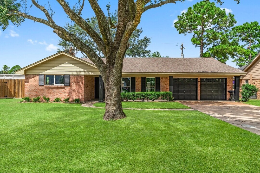 1631 Shadow Bend Dr in Houston, TX - Building Photo