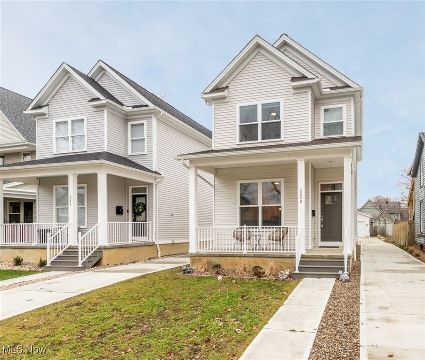 2242 E 100th St in Cleveland, OH - Building Photo