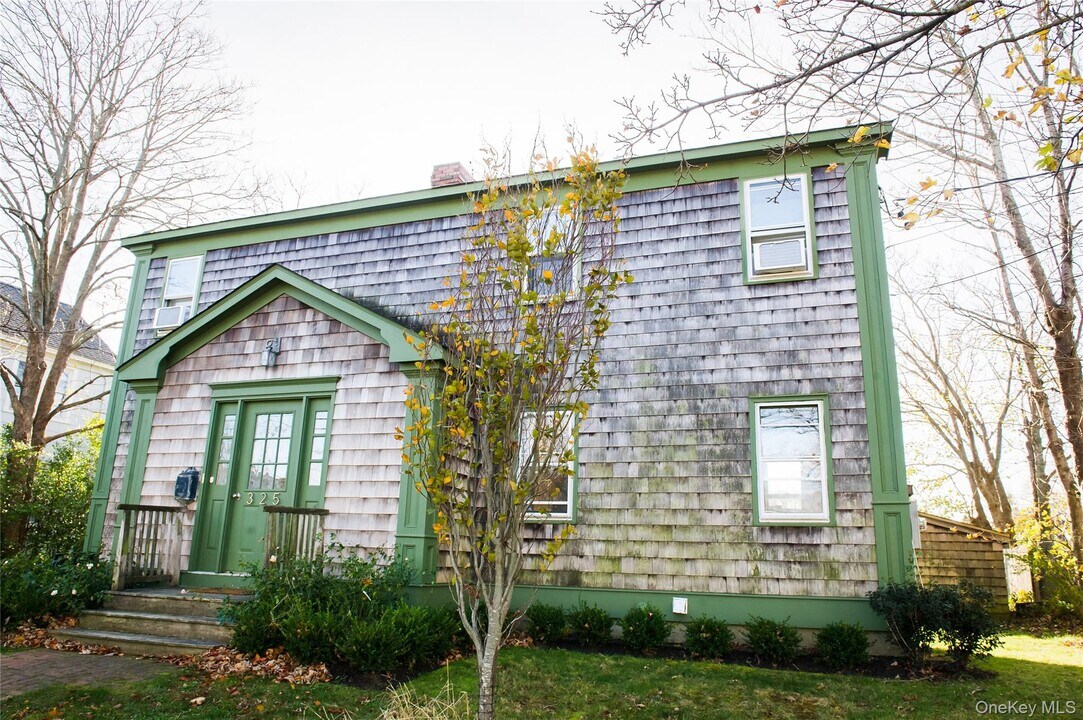 325 Wiggins St in Greenport, NY - Building Photo