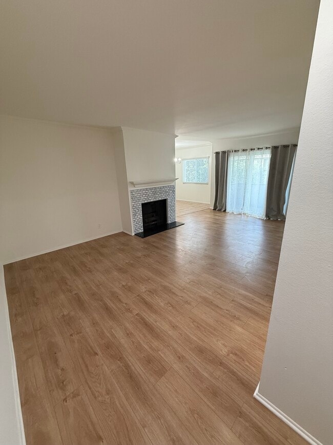 1845 Corinth Ave, Unit 201 in Los Angeles, CA - Building Photo - Building Photo