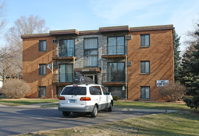 2900 Highcrest Rd in Roseville, MN - Building Photo - Building Photo