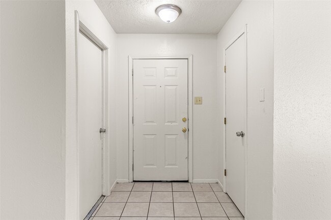 9811 Mill Shadow Dr in Houston, TX - Building Photo - Building Photo