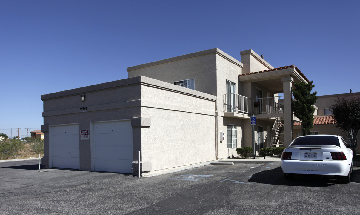 15544 Sequoia Ave in Hesperia, CA - Foto de edificio