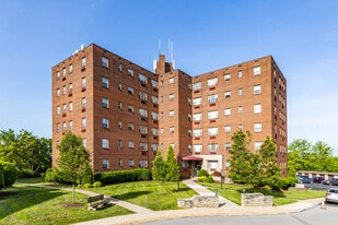 Cloverleaf Towers in Pittsburgh, PA - Building Photo