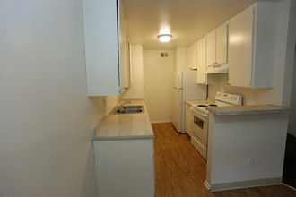 Kendall Brook Apartments in San Bernardino, CA - Foto de edificio - Interior Photo