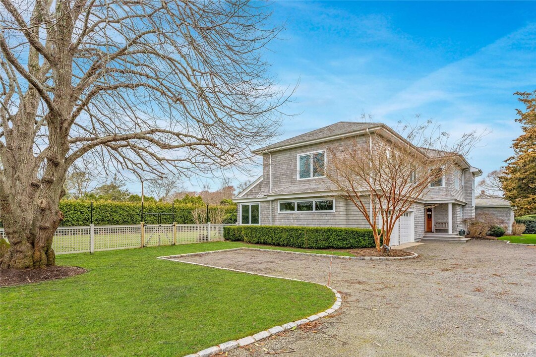 13 Quogo Neck Ln in Quogue, NY - Building Photo