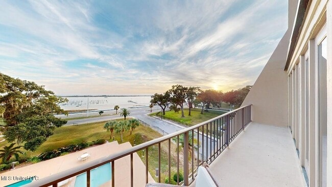 520 Beach Blvd, Unit 501 in Biloxi, MS - Foto de edificio - Building Photo