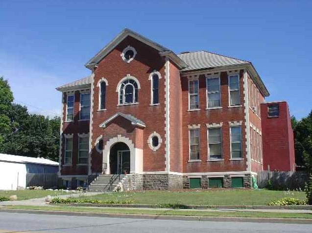 611 Palmer Ave in Corinth, NY - Foto de edificio