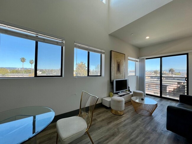 3743 Midvale Ave, Unit 402 in Los Angeles, CA - Building Photo - Building Photo