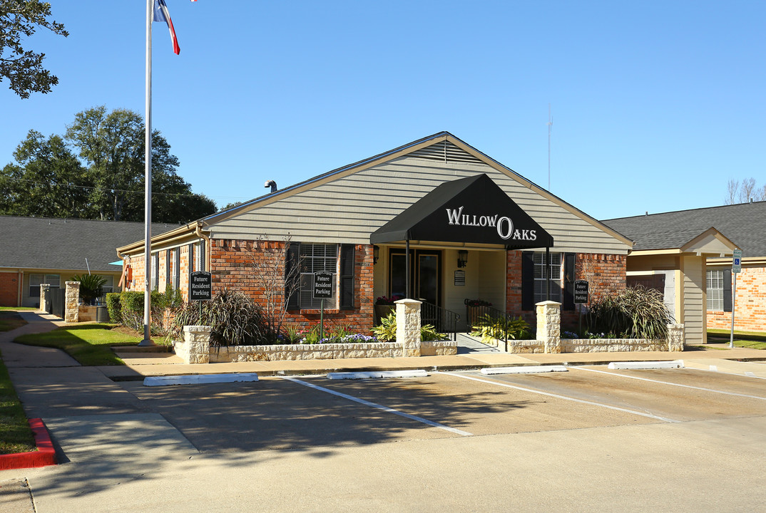 Willow Oaks in Bryan, TX - Building Photo