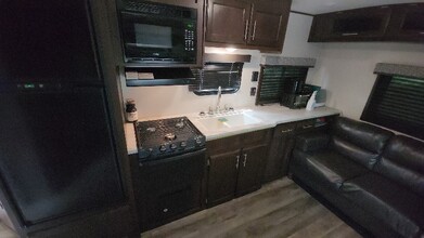 336 Co Rd 90B in Gonzales, TX - Building Photo - Building Photo
