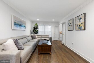 9830 Meadow Valley Dr in Vienna, VA - Building Photo - Building Photo