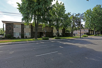 Howe Manor Apartments in Sacramento, CA - Foto de edificio - Building Photo