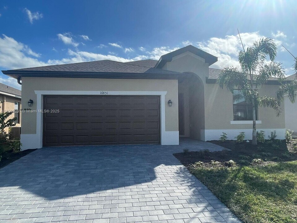 16851 Cayo Key Dr in Port Charlotte, FL - Building Photo