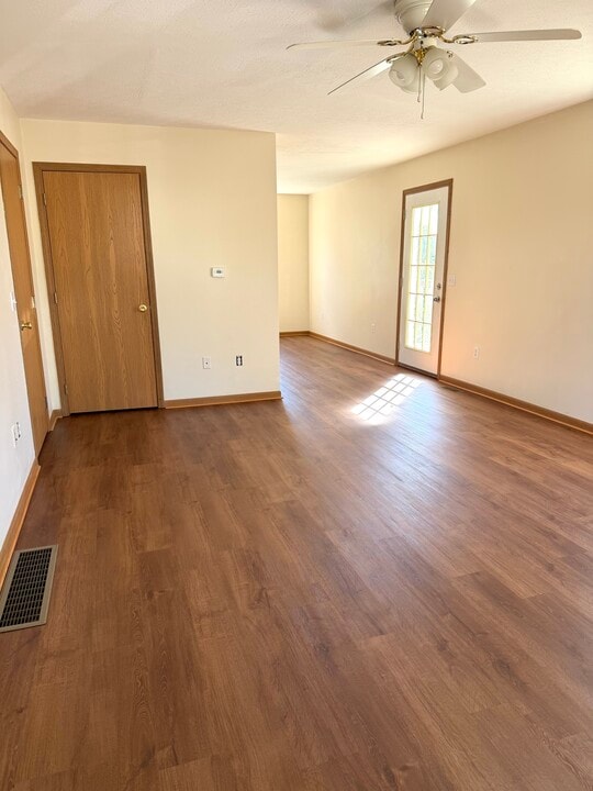 1 Frankie Ln in Elkview, WV - Building Photo