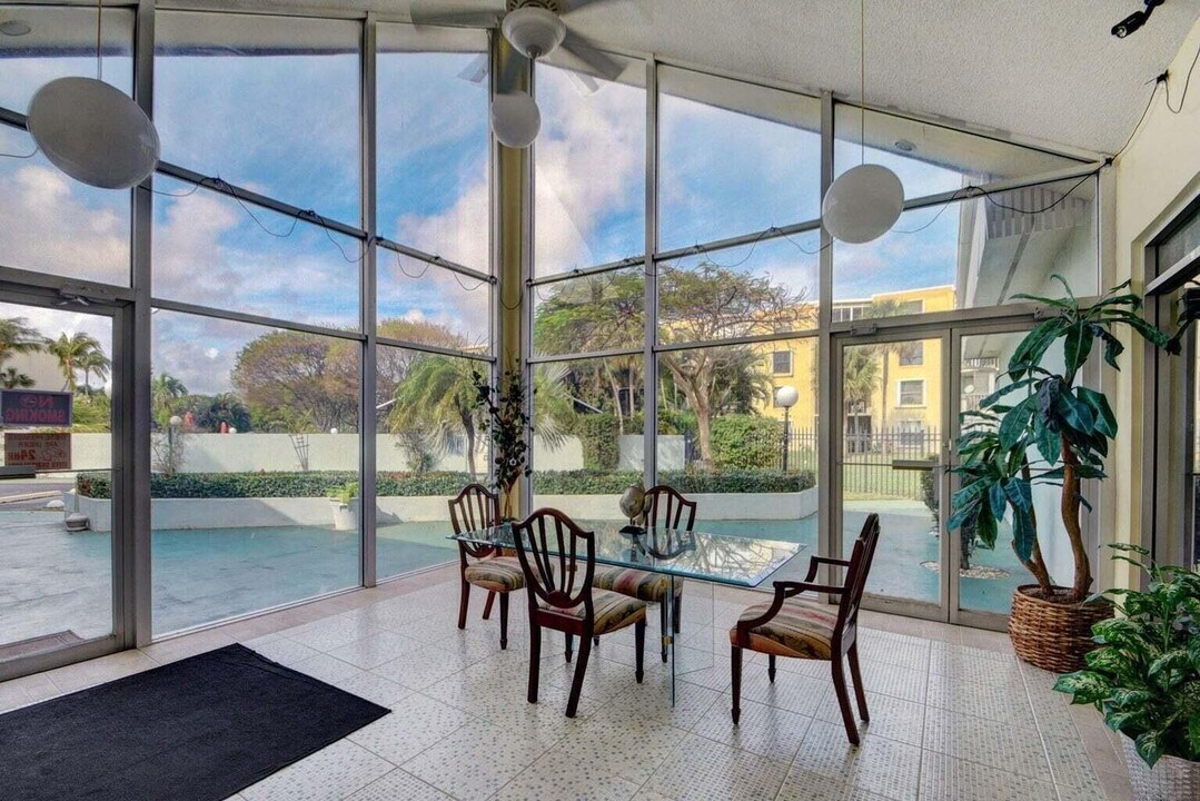 200 Waterway Dr S, Unit 102 in Lantana, FL - Building Photo